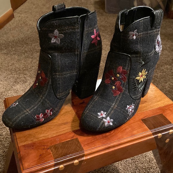 INDIGO RD. FLOWERED FABRIC ANKLE BOOT. SIZE 7.5. Too cute!!!!! EUC - Picture 2 of 12